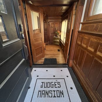 The Judges Mansion - Entrance - Guest Houses Near Me - Columbus, Ohio