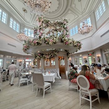 The Cake Bake Shop - Main seating area - Breakfast & Brunch Near Me - Bay Lake, Florida