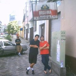 Lino's Bar - Bruno e eu na frente do Lino´s (creio que no endereço antigo), quando fomos tocar pela cidade em Fevereiro de 2005.