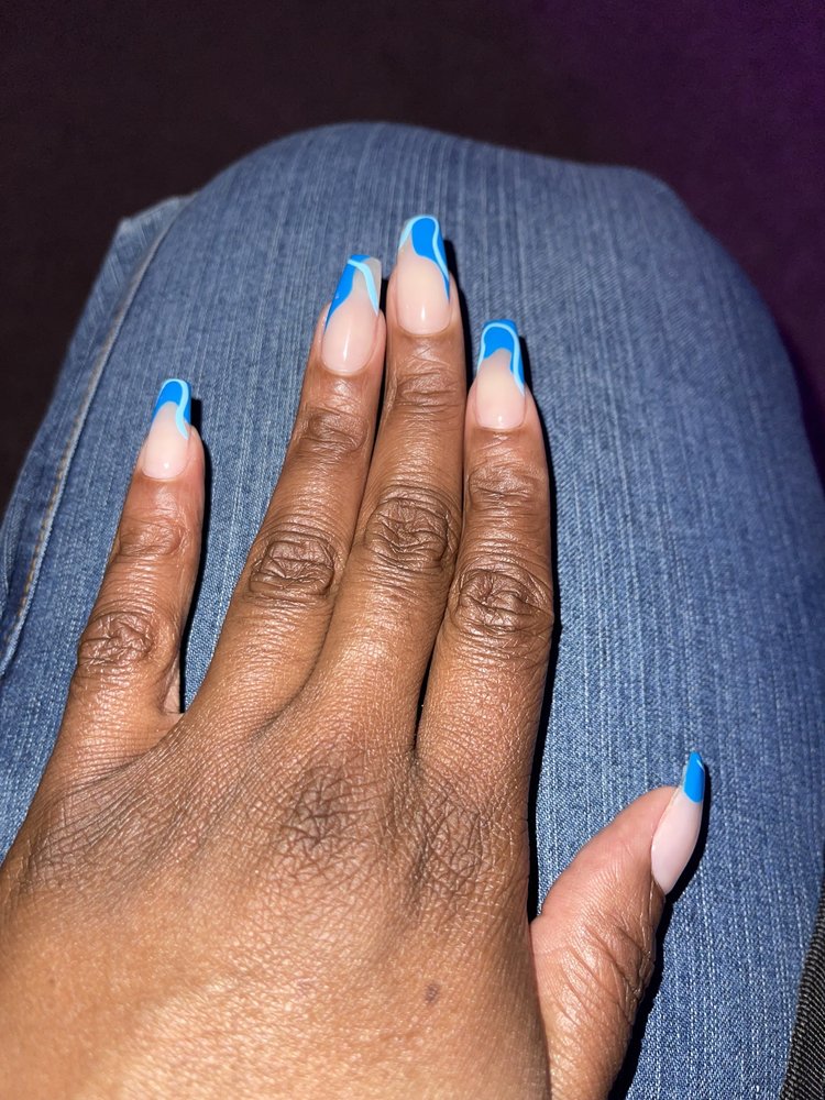De Luxe Nails Lounge Logo