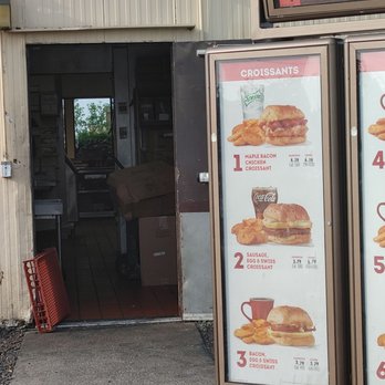 Wendy's - Back Door open in view of the Drive-Thru. They want you to see that 3/4 of the crew is smoking and you are dealing with one employee. - Burgers Near Me - Pontiac, Illinois