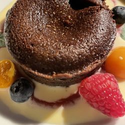 East Restaurant - Schokoladen Fudge, Walderdbeeren, Vanillesauce und Zitronenverbene