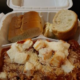 Spaghetti with meat sauce and fresh mozzarella Spaghetti with meat sauce and fresh mozzarella