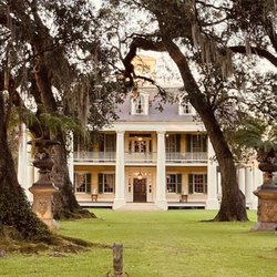 The Carriage House - The Houmas House ( the restaurant is on the right side of this plantation house.