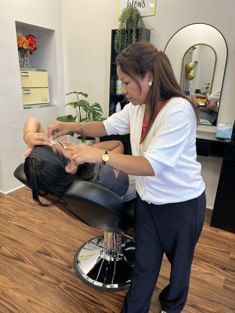 Unique Threading & Spa Logo