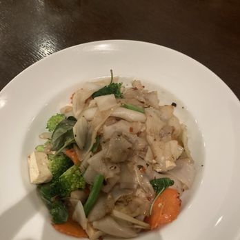 Naree Thai Restaurant - Pad Kee Māo with fresh tofu - Thai Near Me - Long Beach, California