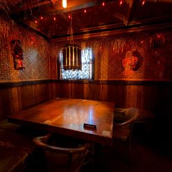 The Bamboo Club - Table and decor in the front dining area