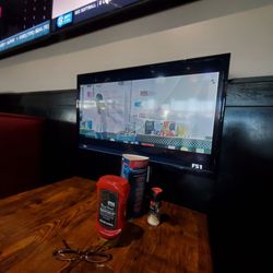 Sidelines Grille - Tvs at table (showing nothing but a screensaver!)
