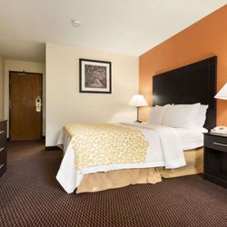 Days Inn by Wyndham Greenwood SC - Standard Queen Room
