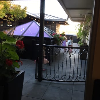 Hotel Ballard - Kids running all night in front of "private" courtyard room-from wedding. - Hotels Near Me - Seattle, Washington