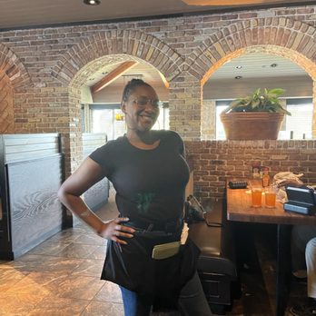Cheddar's Scratch Kitchen - Our server - Comfort Food Near Me - Sanford, Florida