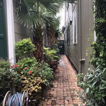 Lions Inn - Path from the entry gate - Bed & Breakfast Near Me - New Orleans, Louisiana