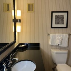 Holiday Inn Sacramento Downtown - Arena - My bathroom
