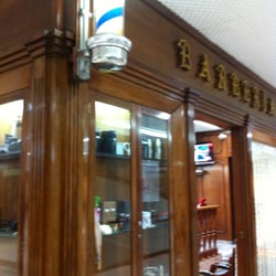 Barbería Da Pietro - No podía faltar el poste de barbero, símbolo internacional del oficio