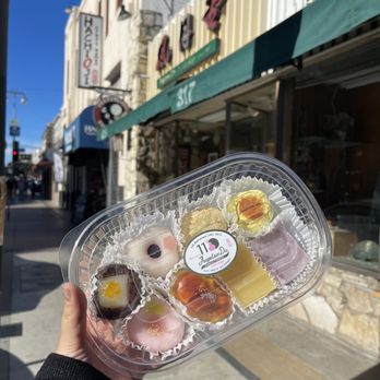Fugetsu-Do - So pretty and yummy! - Candy Stores Near Me - Los Angeles, California Fugetsu-Do - So pretty and yummy! - Candy Stores Near Me - Los Angeles, California