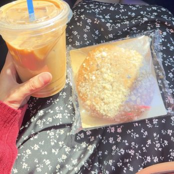 Brew Coffee & Expresso Bar - Iced Caramel Latte with Oatmilk & Blueberry Muffin - Coffee & Tea Near Me - Morton, Washington Brew Coffee & Expresso Bar - Iced Caramel Latte with Oatmilk & Blueberry Muffin - Coffee & Tea Near Me - Morton, Washington
