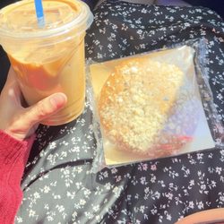 Brew Coffee & Expresso Bar - Iced Caramel Latte with Oatmilk & Blueberry Muffin
