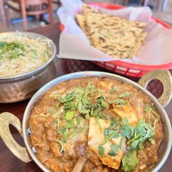 Chaskaa Punjabi Kitchen - Paneer tikka masala, garlic naan, and side of rice