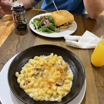 Yellow Brick Cafe - Bacon mac&cheese Brisket sandwhich w/ side salad - Coffee & Tea Near Me - Twin Falls, Idaho Yellow Brick Cafe - Bacon mac&cheese Brisket sandwhich w/ side salad - Coffee & Tea Near Me - Twin Falls, Idaho