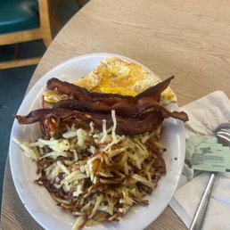 Huevos , tocino frito y hash brown Huevos , tocino frito y hash brown