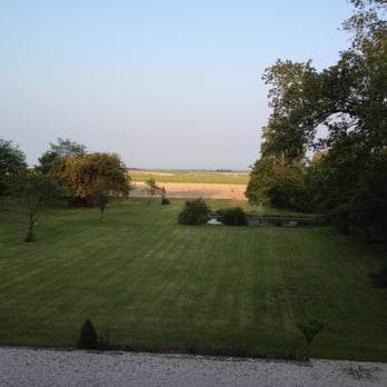 Hôtel Restaurant Château Pomys - Lawn behind Chåteau Pomys - French Near Me - Saint Estèphe, 33