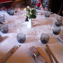 Café Le Saint Georges - Des magnifiques tables rondes partout.