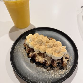 Java & Mug Cafe - Injeolmi Croffle and Mango Smoothie - Coffee & Tea Near Me - Chicago, Illinois