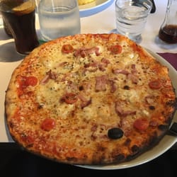 La Villa Borgo - Délicieuse pizza Carla: chèvre, miel, lardons et tomates cerises!