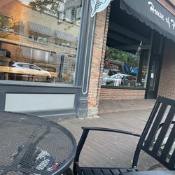 Dippity Do Dahs - Bench and table on sidewalk allows dogs