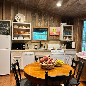 Coulter Farmstead - The beautiful rustic kitchen. - Bed & Breakfast Near Me - Washington, Arkansas