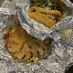 El Mundo Del Taco - Tripitas taco with Gordita