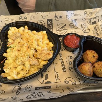 I Heart Mac and Cheese - Buffalo Blue Mac and Cheese bowl 2/22/24 - Sandwiches Near Me - Sacramento, California I Heart Mac and Cheese - Buffalo Blue Mac and Cheese bowl 2/22/24 - Sandwiches Near Me - Sacramento, California