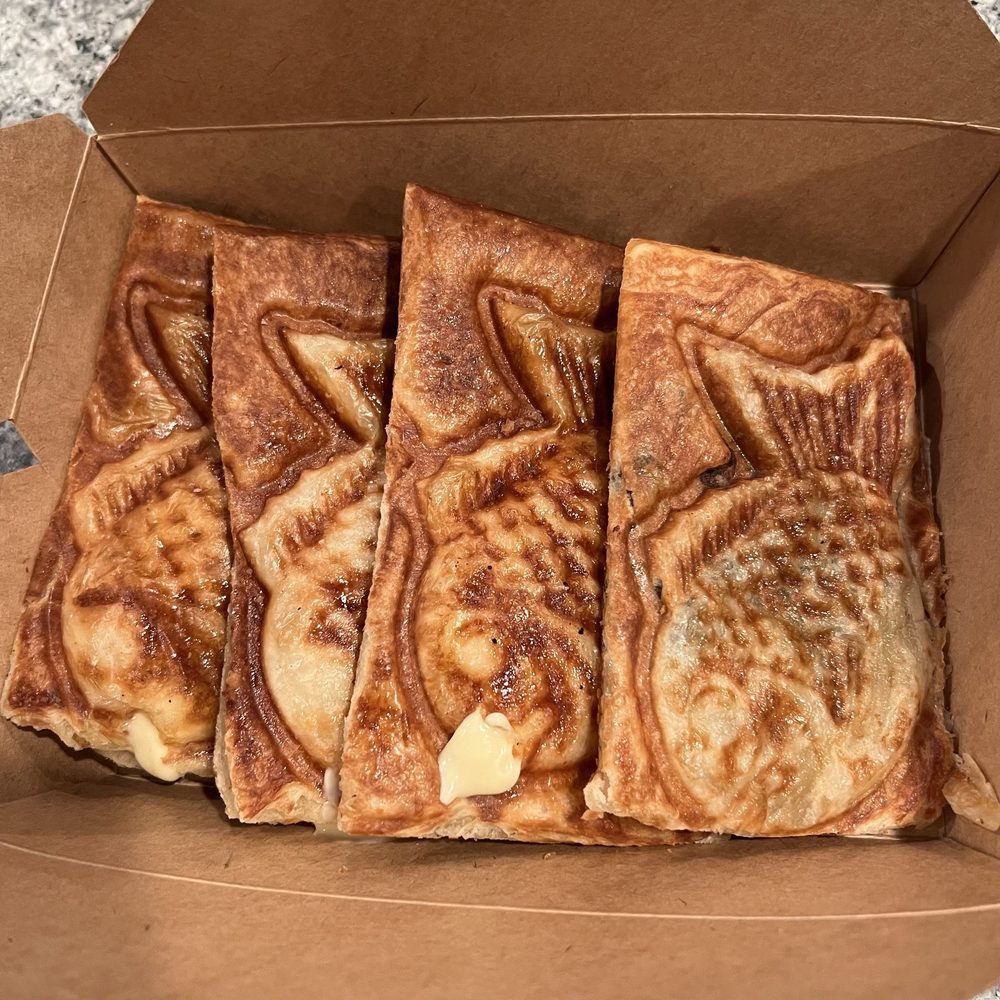 Mochi - 3 custard croissant taiyaki and 1 red bean croissant taiyaki - Ice Cream & Frozen Yogurt Near Me - Irvine, California