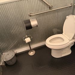 Selvin General Store - A very neat restroom