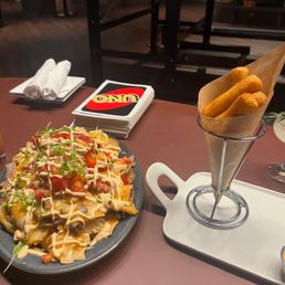 Nachos/ yuca fries & uno