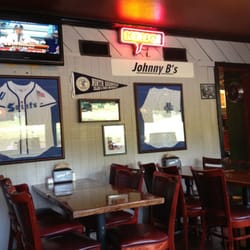 Johnny B's Beef-N-Brew - Dining room