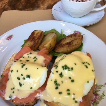 Ugot Bruncherie - Egg Benedict with salmon - Coffee & Tea Near Me - Barcelona, B Ugot Bruncherie - Egg Benedict with salmon - Coffee & Tea Near Me - Barcelona, B
