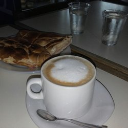 Cafe con leche con tostado en pan frances Enormeeeee