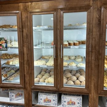 El Bolillo Bakery - Bakeries Near Me - Houston, Texas