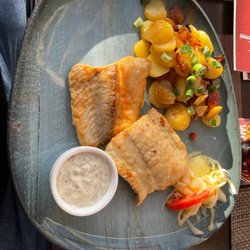 Tennisstübchen - Gebratenes Seelachsfilet              mit hausgemachter Remouladensauce,   dazu Bratkartoffeln