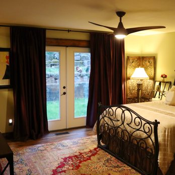 Happy Rock Inn - Master Suite with Private Entrance to Terraces - Bed & Breakfast Near Me - Portland, Oregon Happy Rock Inn - Master Suite with Private Entrance to Terraces - Bed & Breakfast Near Me - Portland, Oregon