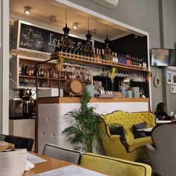 Lookier Cafe - Bar and inside of cafe
