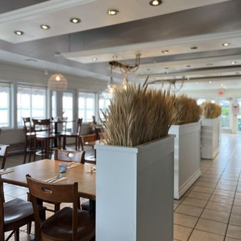 Resto de la Plage - Inside - Seafood Near Me - Saint-Jean-d'Orléans, Quebec Resto de la Plage - Inside - Seafood Near Me - Saint-Jean-d'Orléans, Quebec