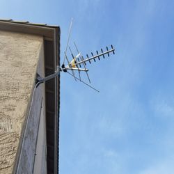 Mr. Antenna Phoenix - Very compact antenna, mounted securely, coax secured to the house.