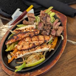 Cantina Frida - Mixed fajitas chicken and steak