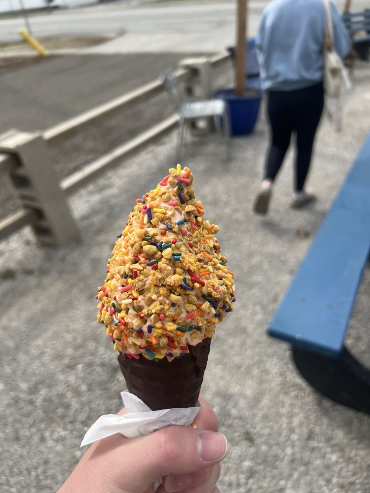 Walton's Ice Cream and More Logo