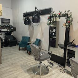 Expressions Hair Studio & Spa - Shampoo area in back
