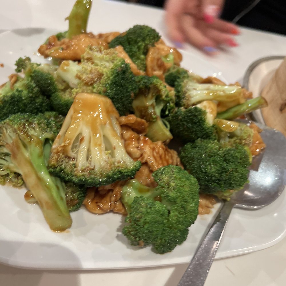 Soup Dumpling Plus - 28. Chicken with Broccoli - Shanghainese Near Me - Fort Lee, New Jersey Soup Dumpling Plus - 28. Chicken with Broccoli - Shanghainese Near Me - Fort Lee, New Jersey
