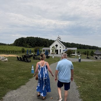 Bleu Frog Vineyards - outside - Wine Tasting Room Near Me - Leesburg, Virginia