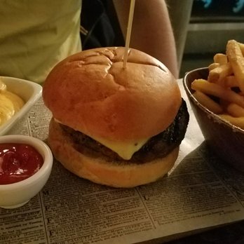 Bergakungen - Scarface burger with fries served with ketchup and spocy aioli - Cinema Near Me - Göteborg, H